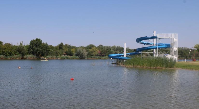 Ismét bezárták a Szelidi-tó strandját – újabb vizsgálatok zajlanak