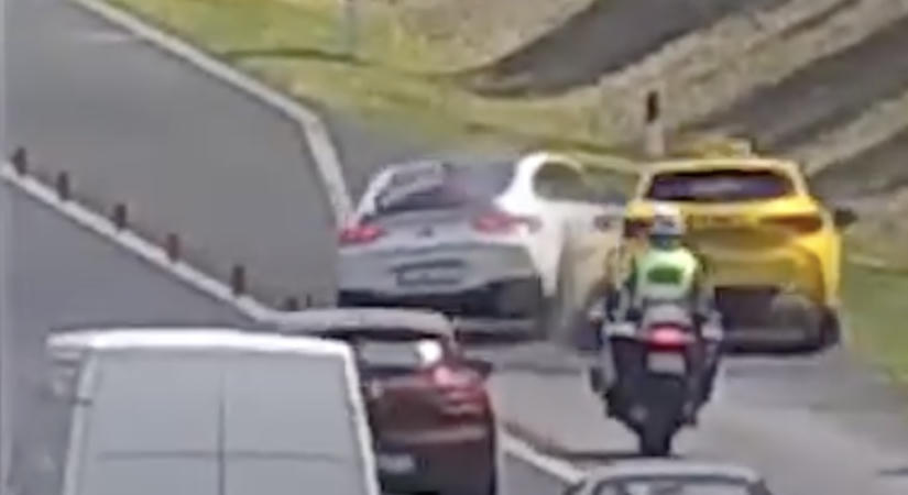 Brutális manőver az M3-ason: Videón, ahogy a VIP sávba vágó autós egy taxinak csapódik