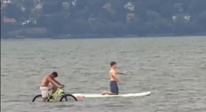 Balatoni vízi csata: SUP-os és biciklis küzdött meg a magyar tenger hullámai között