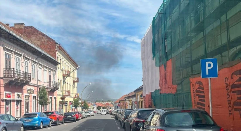 Gomolygó fekete füst Sátoraljaújhelyen, kiderült, mi gyulladt ki a városban – fotókkal