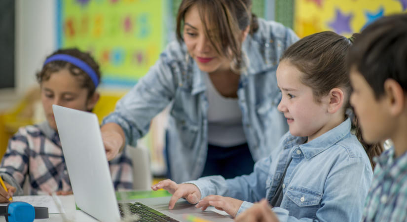 230 laptop iskolai AI-projektekre: elindult a One Digitális Lépéselőny pályázat