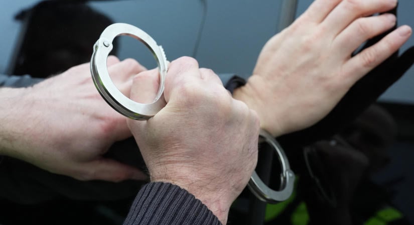 Elkezdődött az ismerősét csákánnyal megsebesítő hódmezővásárhelyi férfi pere