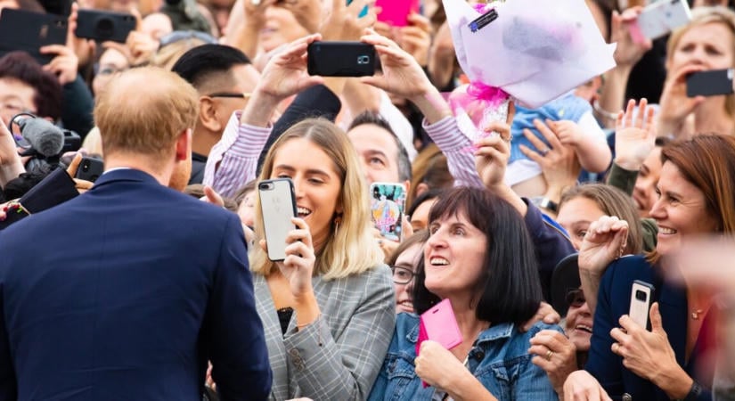 Harry herceg megjelent a nyilvánosság előtt a váratlan hazatérésüket követően