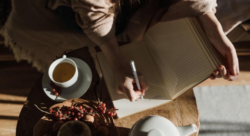 Spirituális naplózás őszre: 10 kérdés, amit fel kell tenned magadnak az esti tea mellett