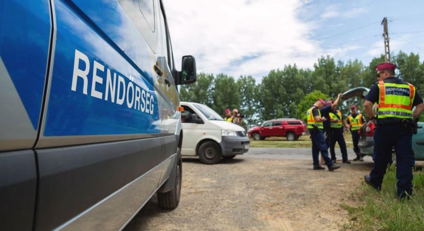 A tetőablakon dobott ki 10 millió forintot az elfogása előtt a tatabányai díler