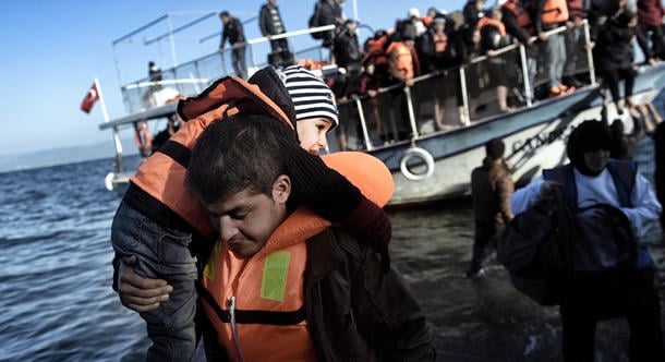 Migránsokat szállító hajó borult fel Afrika partjainál: több mint 100 halott