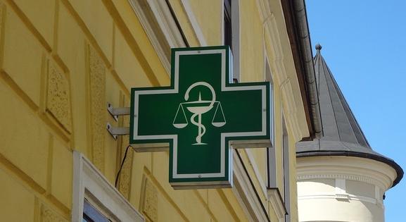 Változik a nyitvatartás a patikákban, rendelőkben, hivatalokban július 1-jén