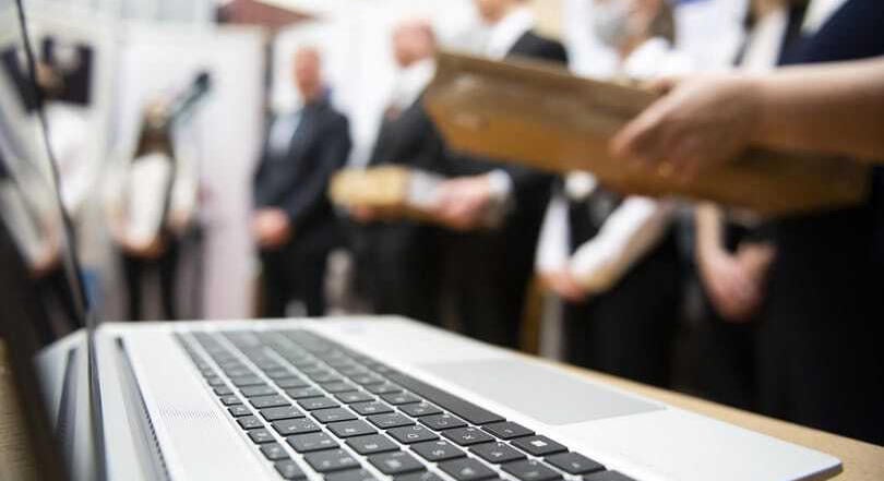 Egerben is osztottak a 151 milliárdos program laptopjaiból – idén már használt gépeket kapnak az igénylők