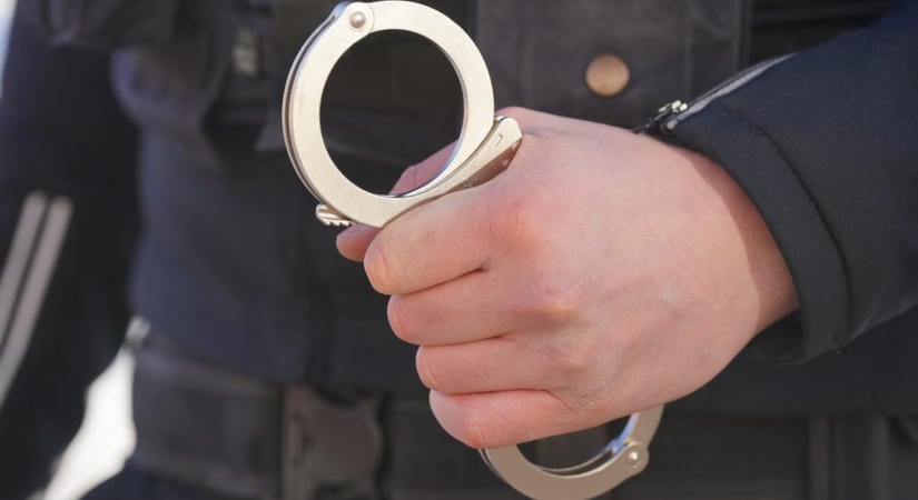 Indítványozták a letartóztatását a győri férfinak, aki egy gyümölcs miatt késelte halálra a fiát