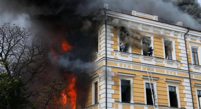 Dróncsapás érte az ukrán tudományos akadémia kijevi épületét - Az ablakokon át menekültek az emberek