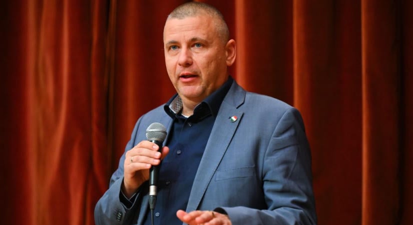 Laktanyafejlesztésekre csoportosítják át a budai Várba tervezett minisztériumi irodák pénzét