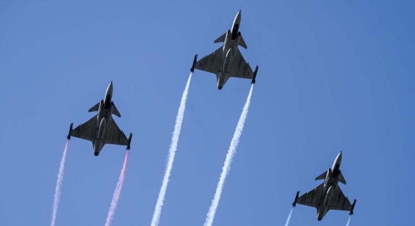 Díszelgő áthúzással tisztelegnek a Gripenek a forradalom hősei előtt