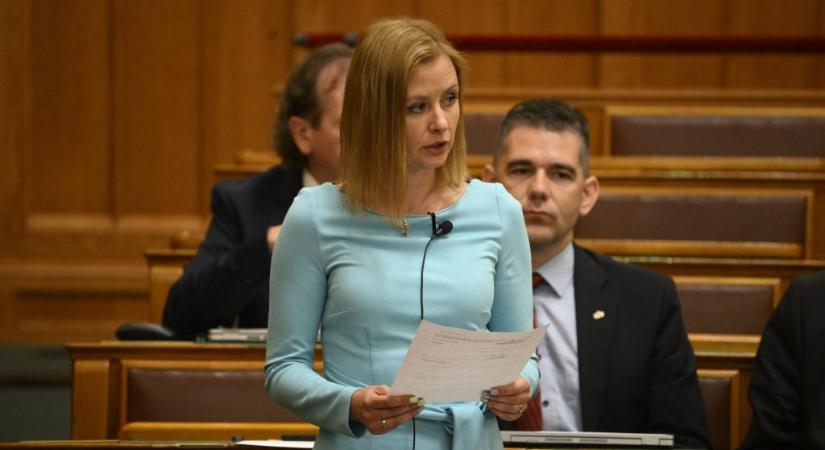 Dúró Dóra az arcuk kitakarása nélkül kitette Pride-on részt vevő autista gyerekek képét az oldalára, aztán törölte a fotót