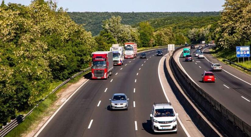 Rémisztő videón, ahogy többször elalszik vezetés közben a furgonos az M6-oson
