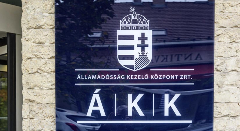 Minden az euróbevezetés hitelességén múlik, miközben a világ nagy gazdaságaiban több évtizedes csúcsra emelkedtek, Magyarországon estek az állampapír-hozamok