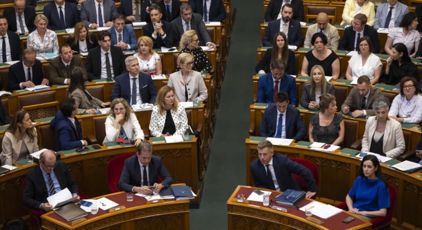 Kezdeményezte Magyar Péter, hogy a Tisza-frakció tárgyalja a a vadászatokon pózoló Kaprinyák Tibor ügyét