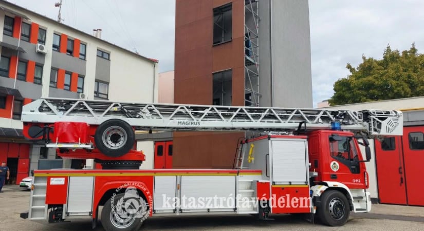 Új, 42 méteres magasból mentő járművet kaptak a megyei tűzoltók