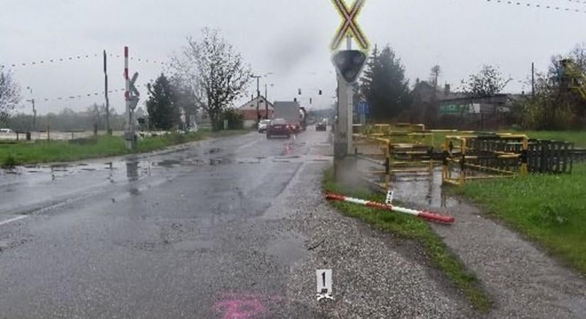 Lezáródott a sorompó, ő pedig tolatni kezdett – és jött a vonat...