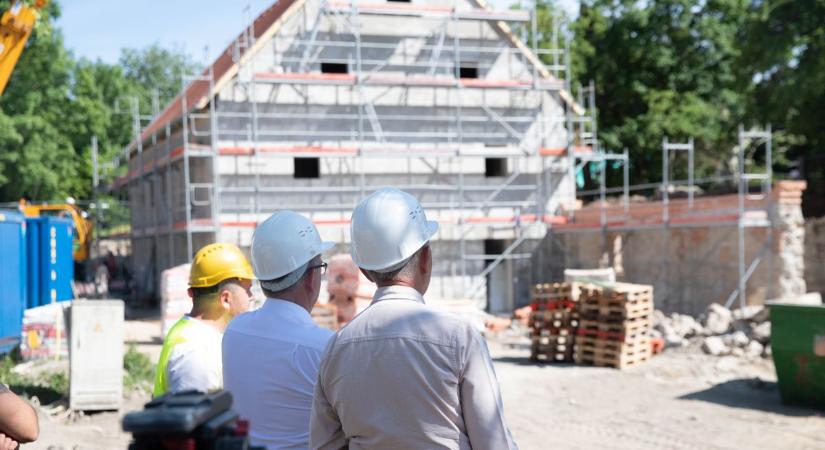 Decemberre elkészül a tatai Malomkert, itt vannak a helyszíni bejárás fotói