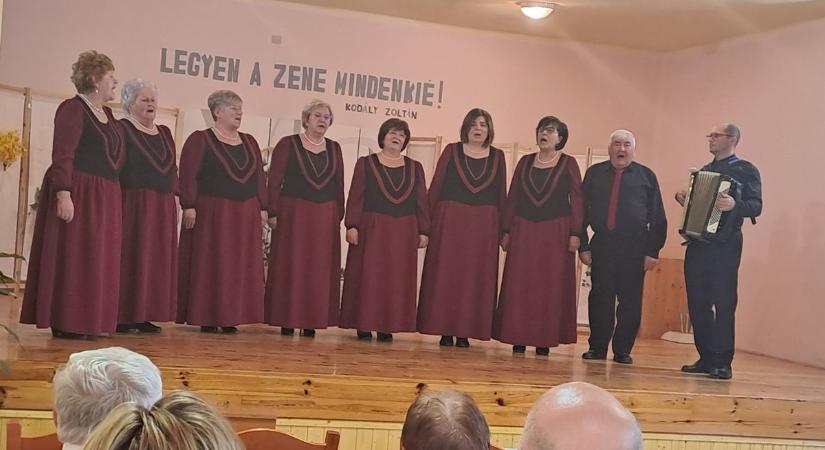 Népzenei kincsek és közösségépítés a lakhegyi dalostalálkozón