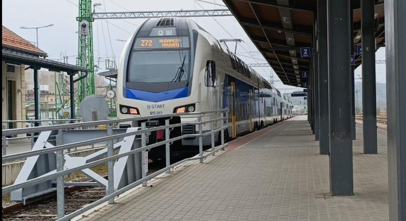 400 utasnak kellett elhagyni a füstölő vonatot - így késnek most a járatok