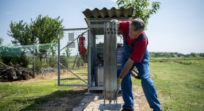 Régen boszorkányokat égettek az aszály miatt, most egy zsaroló összeesküvés-elméletének engedett a kormány