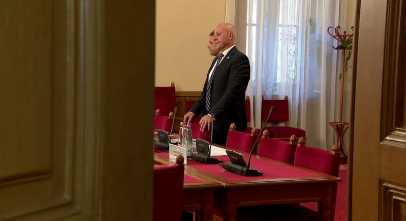 A titkosszolgálat vezetőjének nemcsak pártatlannak kell lennie, annak is kell látszania