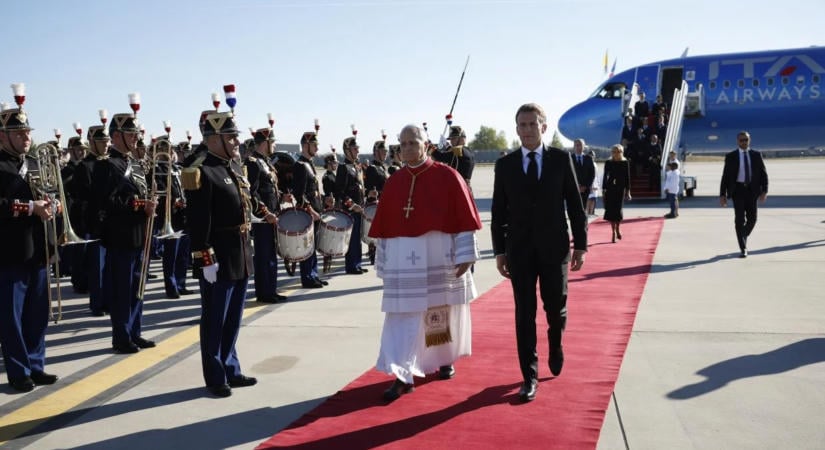 Macron fogadta XIV. Leó pápát, aki a vallás helyéről is üzent Franciaországnak