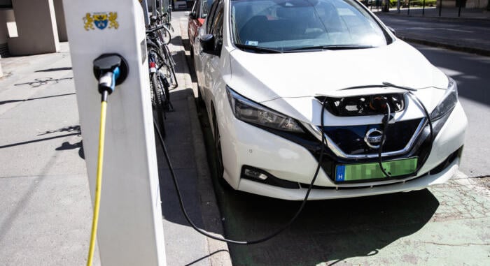 November 30-ig még több mint 32 ezer plug-in hibrid jármű zöld rendszámát kell lecserélni