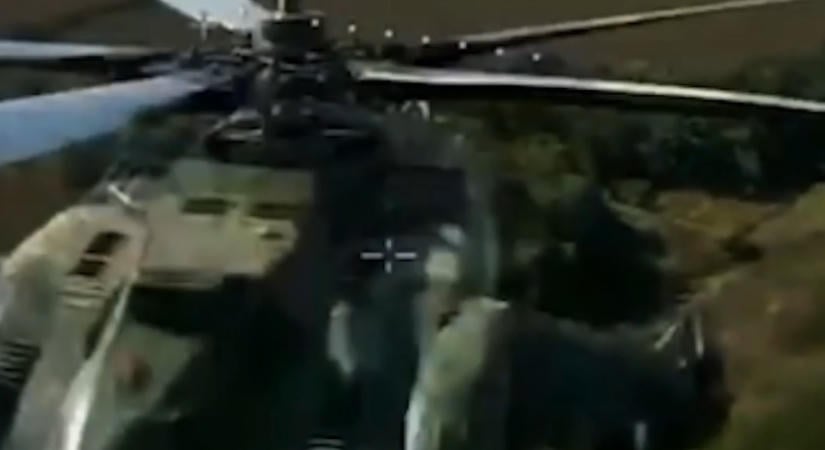 Videón, ahogy egy ukrán drón üldözőbe vesz egy orosz harci helikoptert, majd belecsapódik