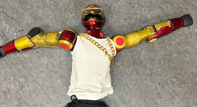 Fiatal lány szexuális zaklatására használtak egy humanoid robotot, amit élőben is közvetítettek a neten