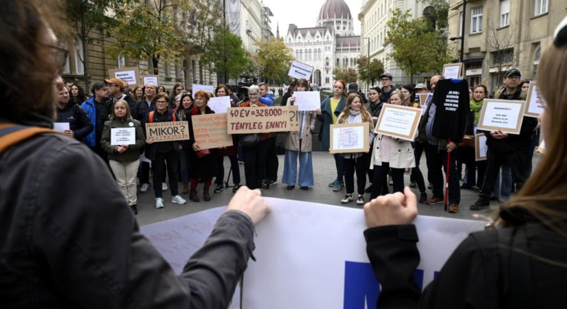 „Arculcsapás!” – Utcára vonultak a kulturális dolgozók a 10,7 százalékos béremelés miatt