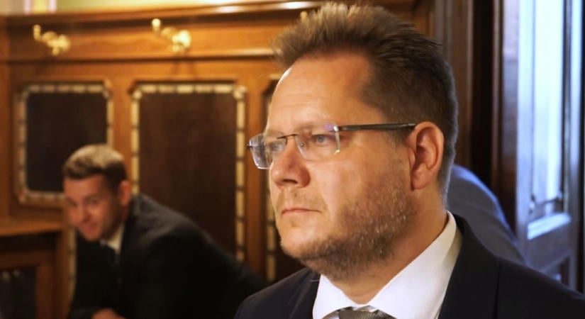 Hárommilliós fizetéssel szociális bérlakásban élő fideszes alpolgármester Kecskeméten