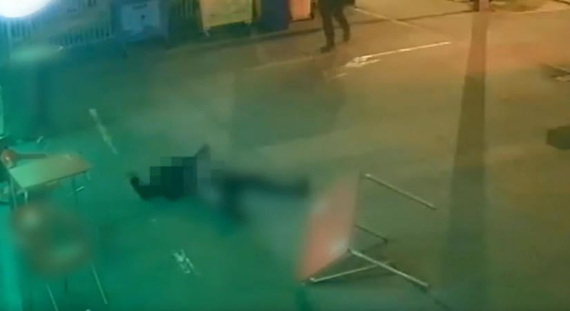 Repültek a bútorok, betört a kirakat: a férfi dühében mindent dobált, ami a keze ügyébe került – videón a nyíregyházi tombolás