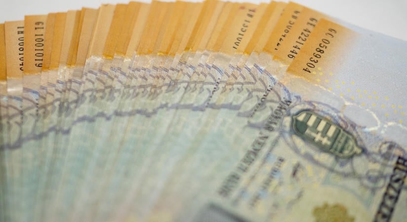 Súlyos, amit a szakértő mond: a banki szolgáltatások, a telefonszámlák és a biztosítások ára is emelkedhet a 2027-ben