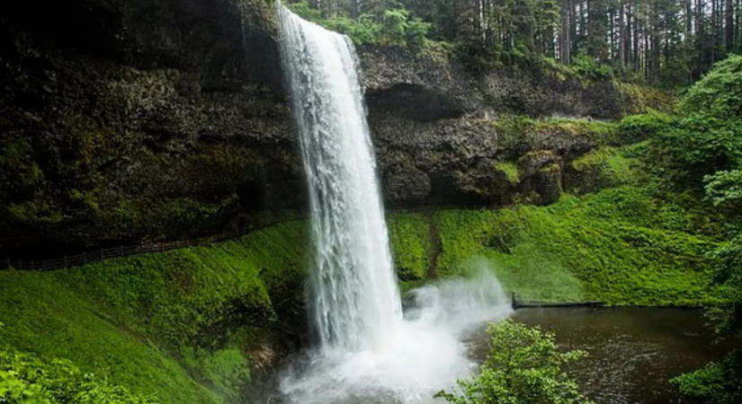Halálos fotózás: 20 éves turista zuhant le egy 54 méteres vízesésről Oregonban