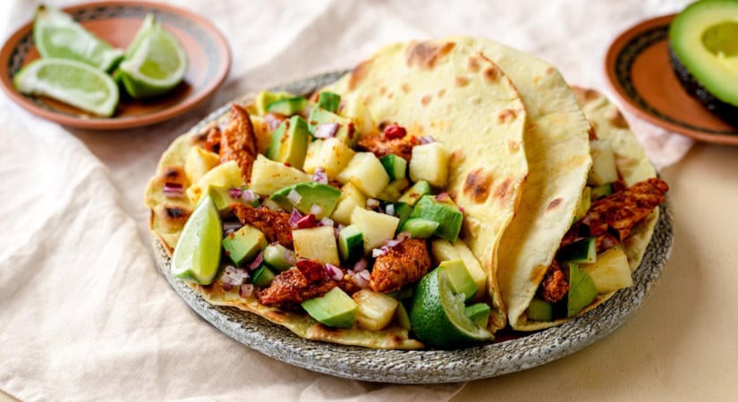 Nyugi, nem pizzára, hanem salátába tettük az ananászt - recept