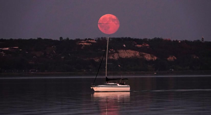 Vörösbe borult a telihold a Balaton felett – varázslatos látványt hozott a vasárnap este (képek)