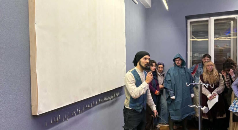 A nézők kezében a hajók sorsa – Rendkívüli performansszal nyitotta meg kiállítását Barton Plause Kolozsváron