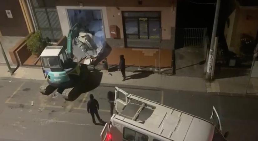 Az év rablását és rombolását követték el, amikor markolóval téptek ki egy ATM-et a helyéről
