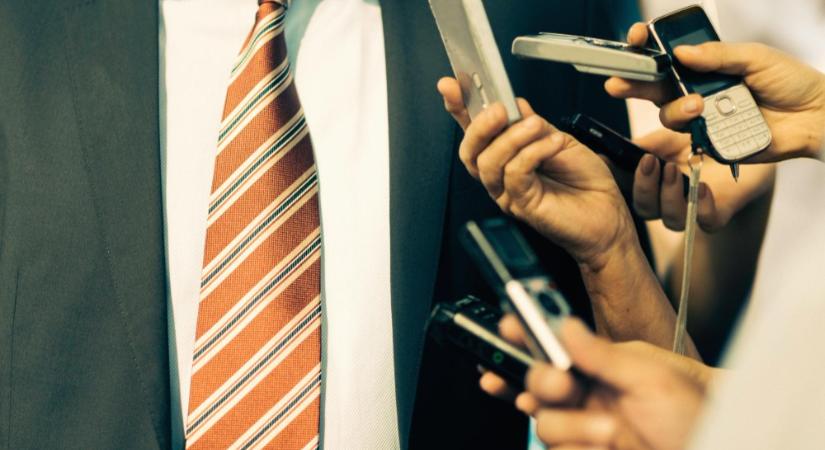 Köztisztviselő ne tölthessen be egyidejűleg tisztséget politikai szervezetben
