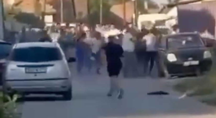 Tömegverekedés Monoron: vascsövekkel és kapákkal estett egymásnak 60 ember – videó a balhéról