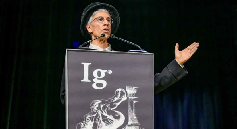 Csótánytej, az alsónadrágok lebomlása és a csók evolúciója – átadták az Ignobel-díjakat
