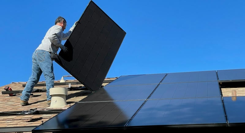 Áttörés a napenergia piacon: rekordhatékonyságot értek el a háromrétegű napelemek