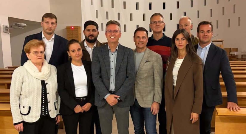 Mást jelent az „Isten engem úgy segéljen” parlamenti eskü, ha tiszás mondja, mint ha egy fideszes?