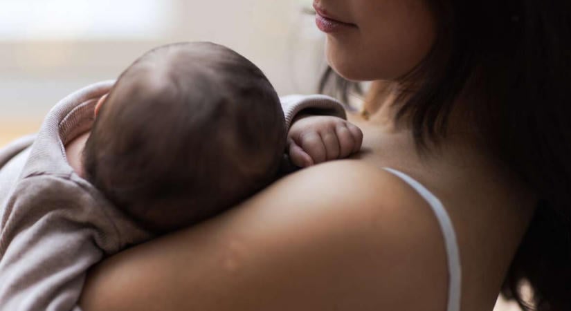 Korai menopauza után született kisfia a ráktúlélő nőnek: „A 19 éves testem 43 évesen adott nekem új életet”