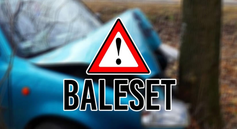 Fának ütközött egy autó Hajdú-Biharban, egy embert feszítővágóval szabadítottak ki a tűzoltók – félpályás az útzár