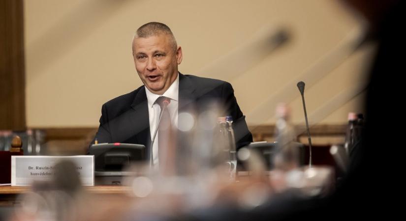 Ruszin-Szendi a nemi identitásokról a katonaságnál: Ha saját magával nincsen tisztában, akkor elég nehéz fegyvert adni a kezébe