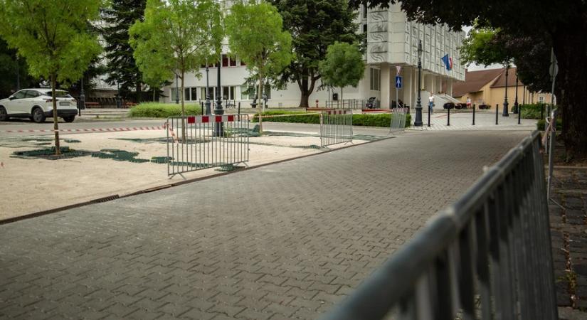 Reagált a kivitelező – azbeszt a parkolóban (frissítve!)