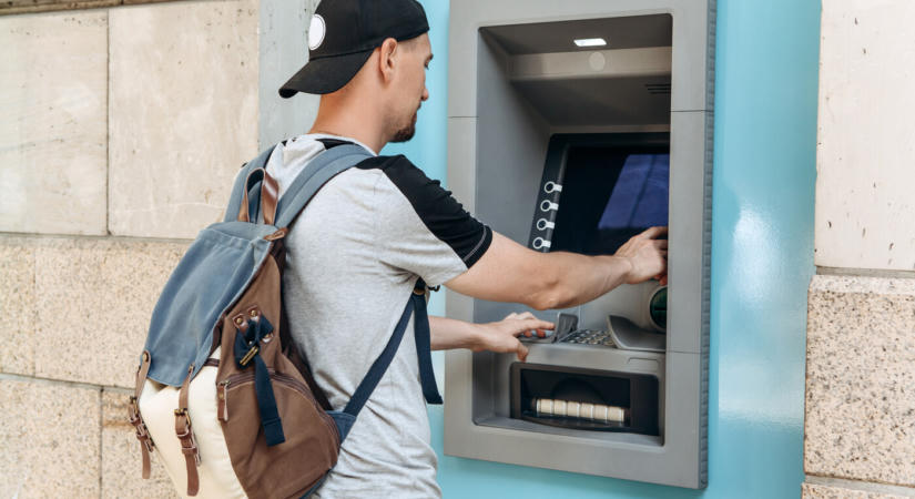 A bankfiókok többségében már nem lehet a pénztárnál pénzt felvenni vagy betenni – mi történik?